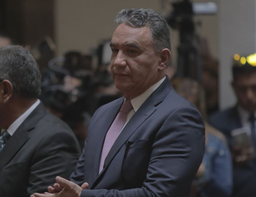 Raúl Salinas asume el Ministerio de Defensa con compromiso de fortalecer la soberanía y la institucionalidad