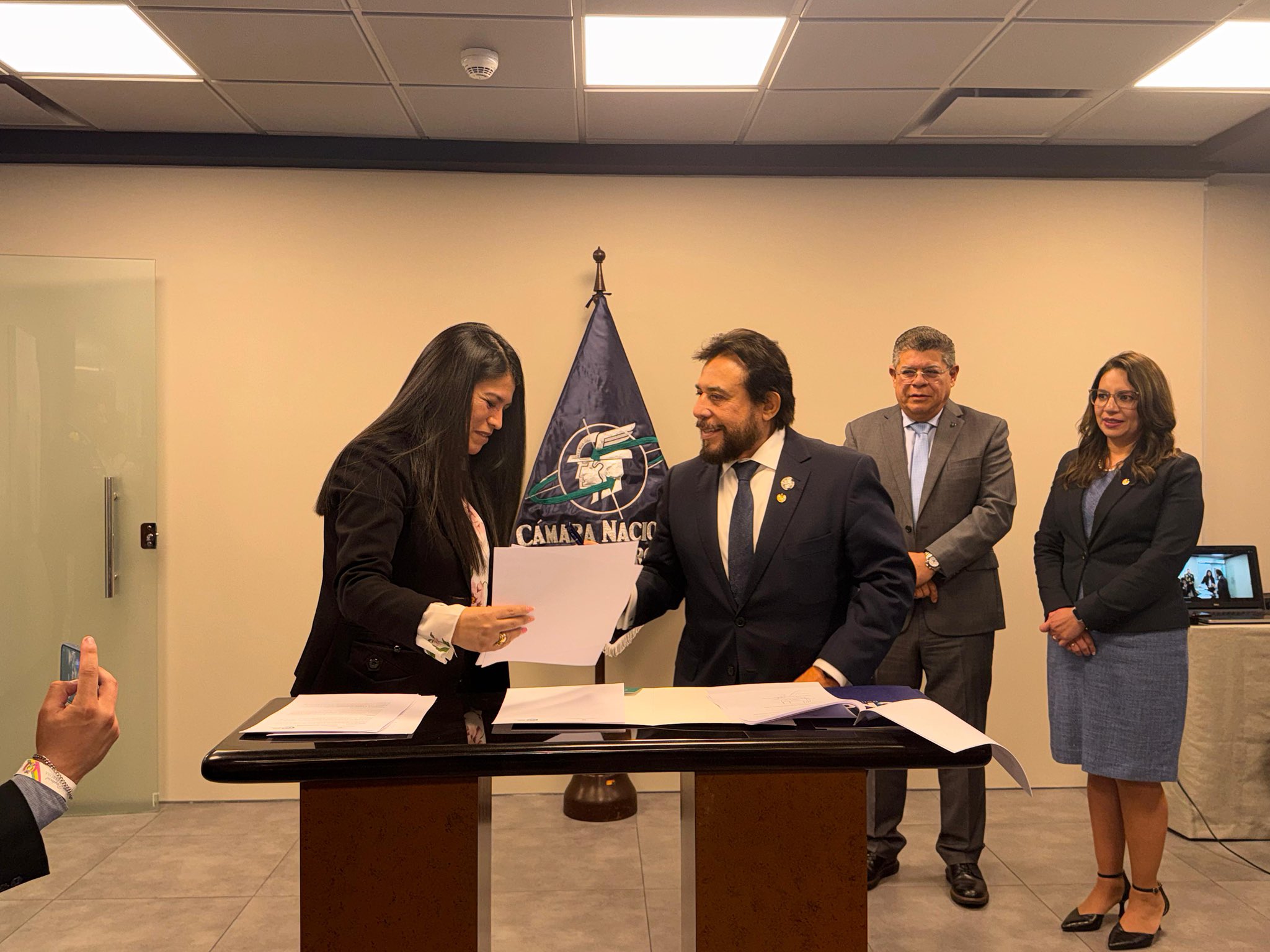 Bolivia y El Salvador sellan acuerdo para conformar la primera Cámara Binacional