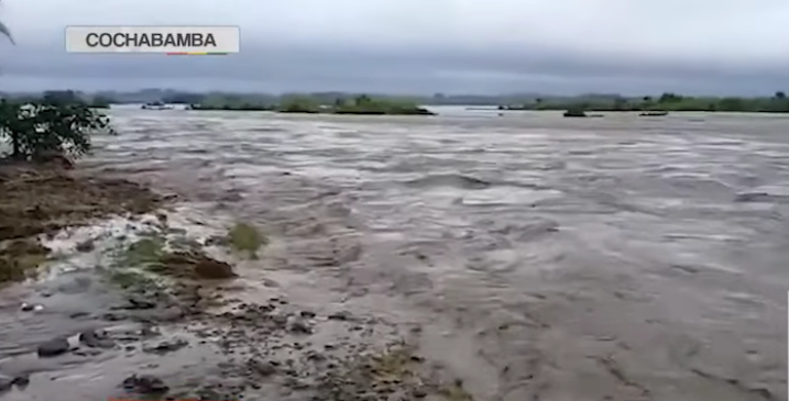 En Villa Tunari desborde de río deja viviendas y cultivos bajo el agua