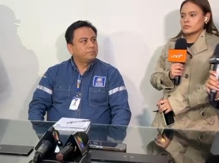 Maquinaria y personal trabaja en restablecer el tráfico vehicular en la ruta antigua Santa Cruz-Cochabamba