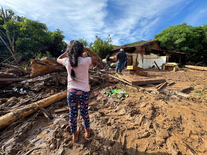 Dos mujeres siguen desaparecidas tras el desborde en Achira; Bomberos y autoridades intensifican la búsqueda