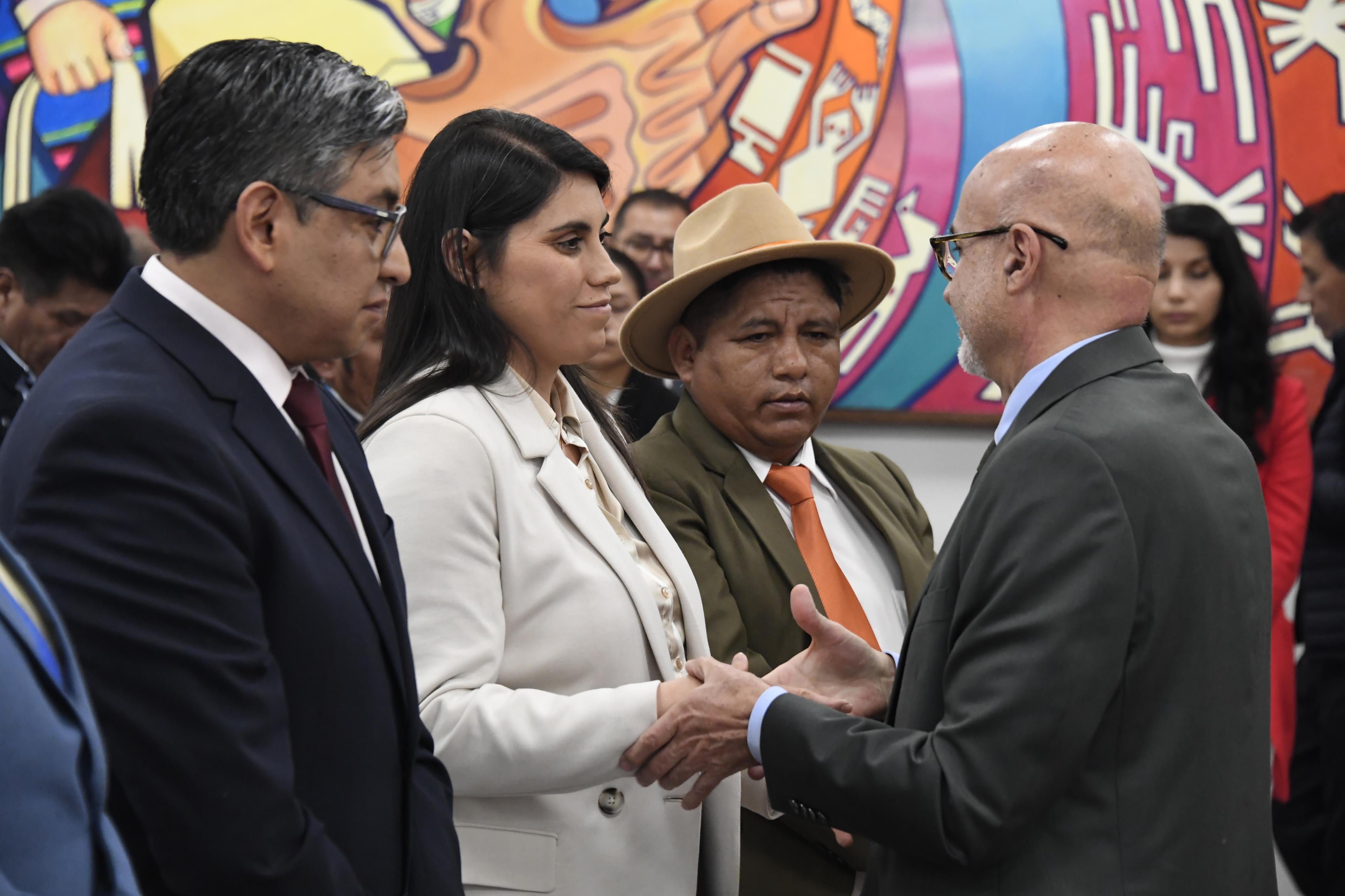 El Ministerio de la Presidencia crea dos viceministerios, elimina dos y adopta uno; la política de tierras pasa a sus manos