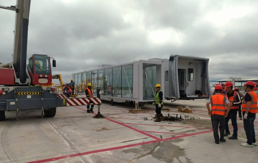 En aeropuerto cruceño de Viru Viru instalan puente de abordaje para embarque rápido y seguro