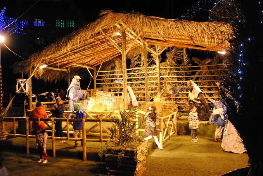 Construyen un pesebre navideño rústico y a escala real en la plaza Tejada Sorzano de La Paz