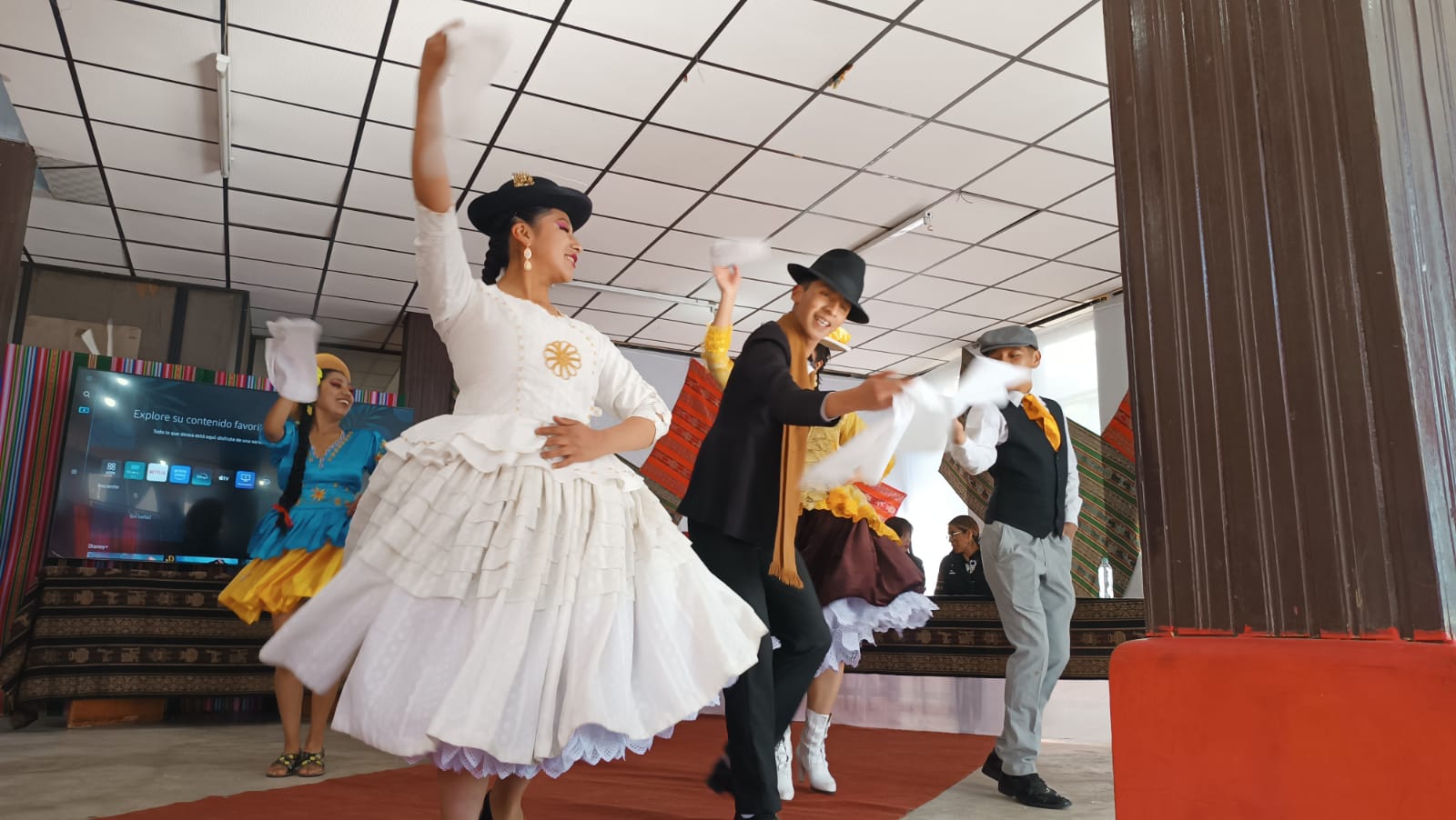 El Alto recibe delegaciones internacionales en festival de cueca y danza folklórica