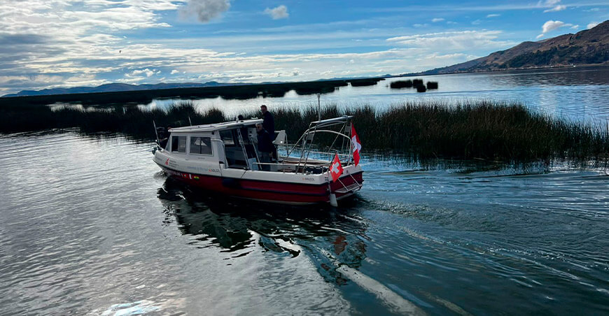 El primer barco científico solar inicia la circunnavegación para evaluar la calidad del agua del Titicaca