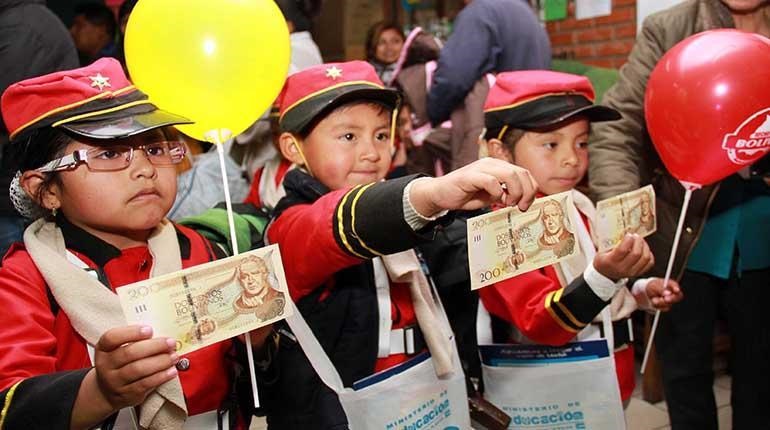 Director Distrital de Educación de La Paz anuncia que el pago del Bono Juancito Pinto iniciará a mediados de octubre