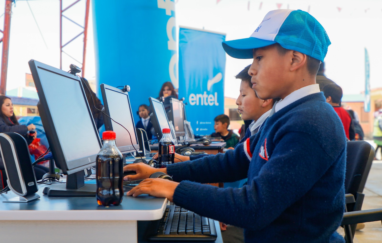 Entel entrega 10 computadoras a escuela en Oruro para reducir la brecha digital 