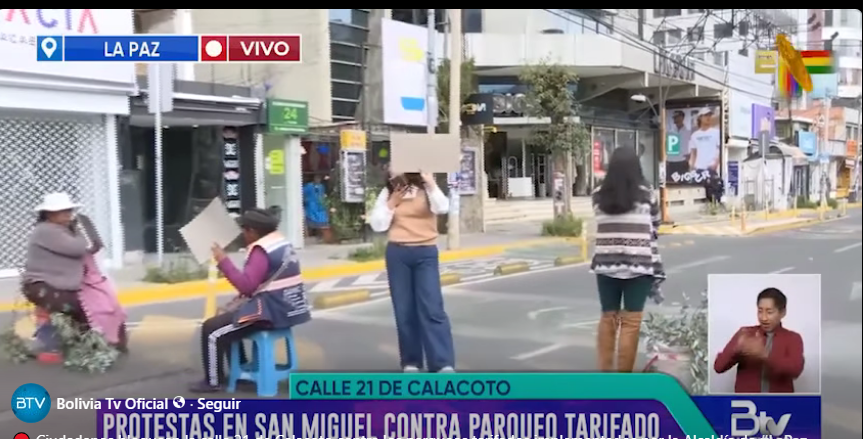 Vecinos y propietarios de negocios bloquean vías en San Miguel en rechazo al Parqueo Tarifado de la Alcaldía de La Paz