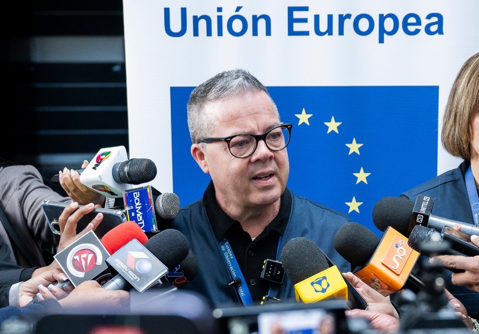 Unión Europea inicia el primer despliegue de observadores para el balotaje