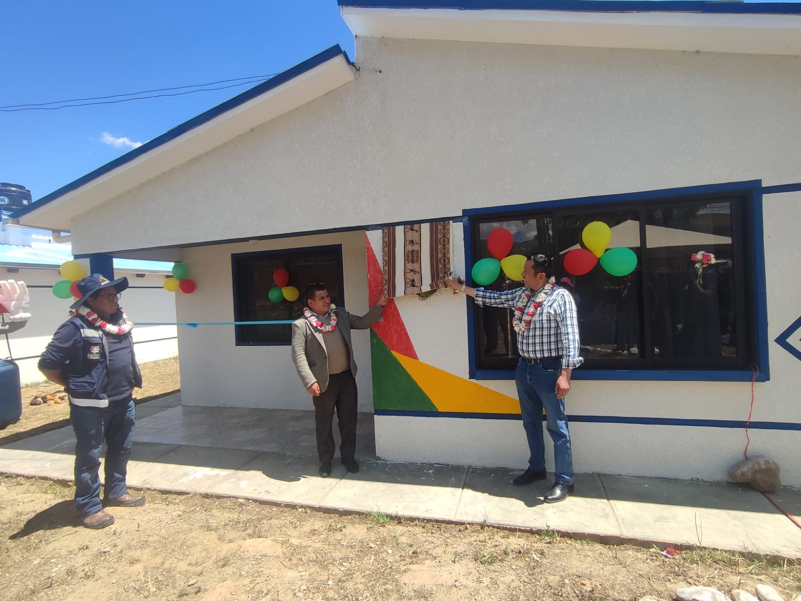 Tacachi recibe inversión integral de Bs 6,9 millones en 25 viviendas, riego, enlosetado y un puente 