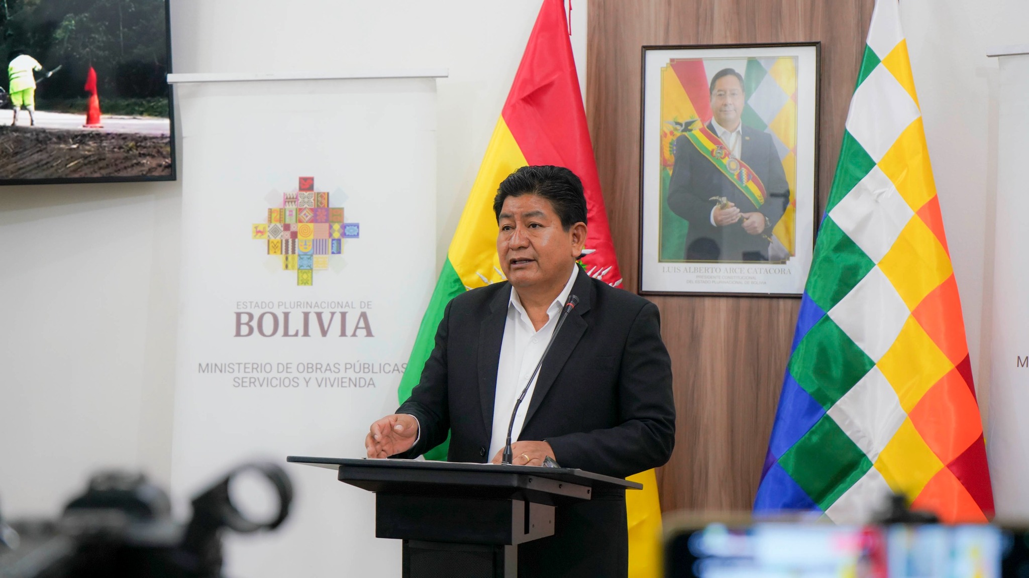 Ministro Montaño califica de "exceso" la orden de aprehensión contra Dorgathen y cuestiona a la justicia 