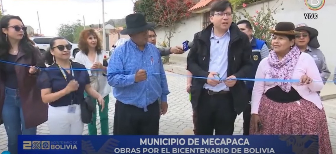 Ministro Cusicanqui entrega enlosetado en urbanización San Juan de Huajchilla de Mecapaca