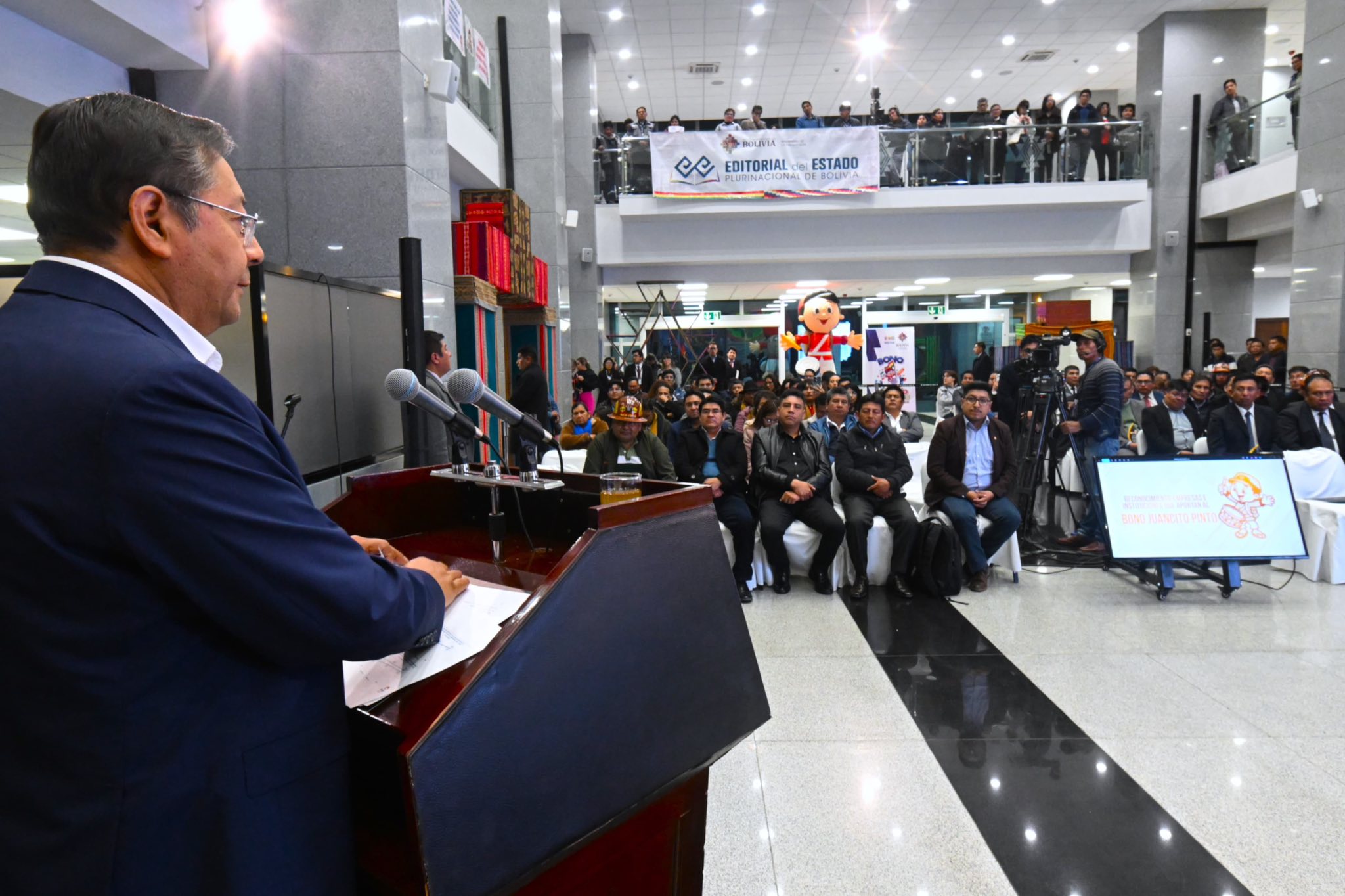 Presidente Arce destaca que la asistencia escolar subió al 94% gracias a políticas redistributivas y al Bono Juancito Pinto