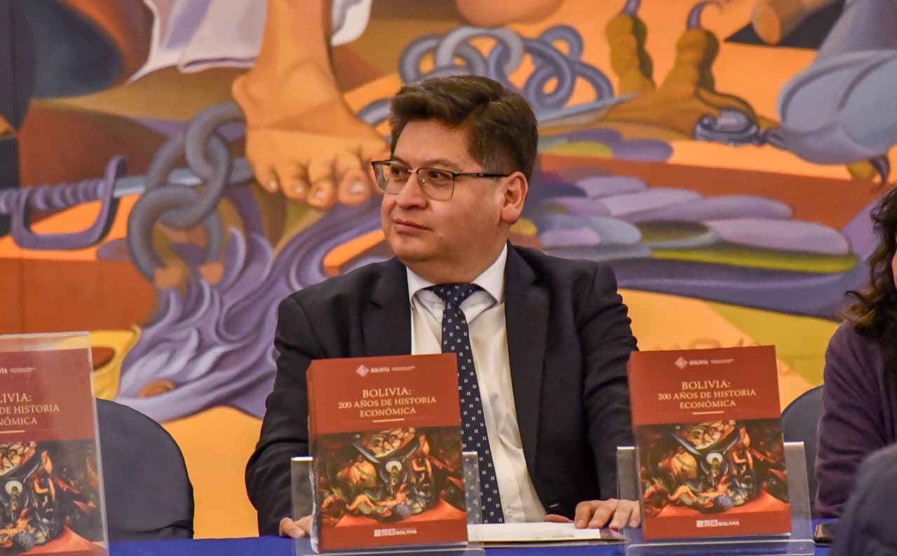Ministro Montenegro presenta libro que plantea la “necesidad de repensar la economía boliviana no solo desde cifras y decretos” 