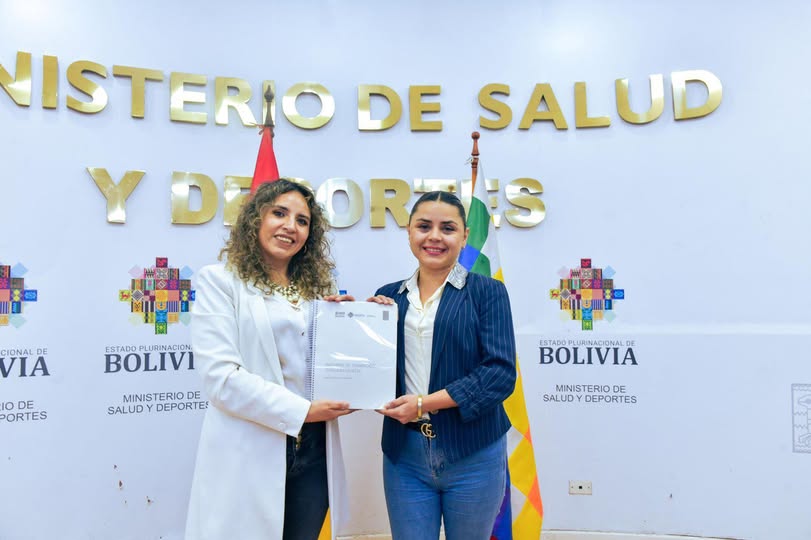Ministra de Salud entrega a representante del presidente electo Paz informe para la transición