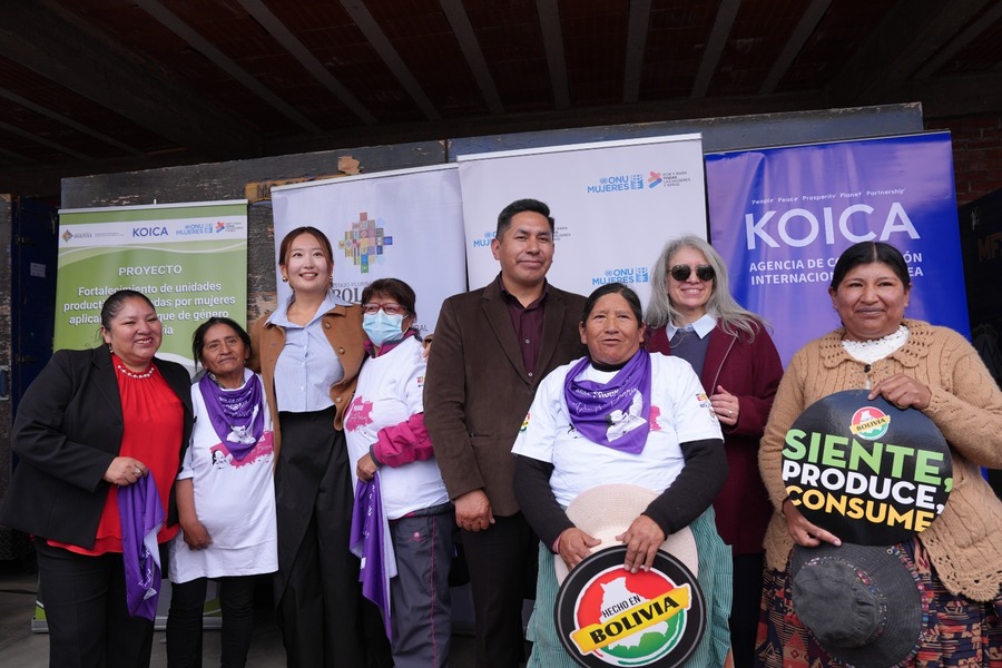 Entregan maquinaria valuada en Bs 659.000 a 41 emprendedoras de El Alto, Viacha y Achacachi