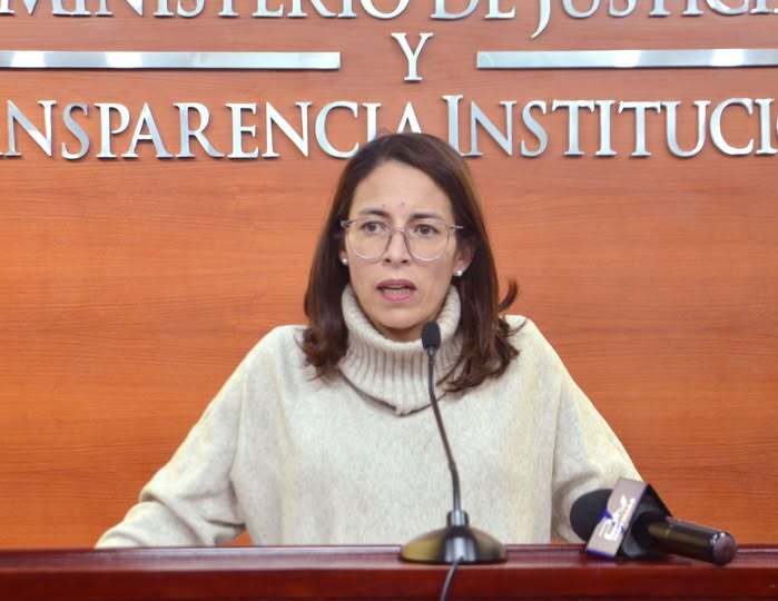 Ministra Saravia entrega informe de gestión a comisión de transición de Paz