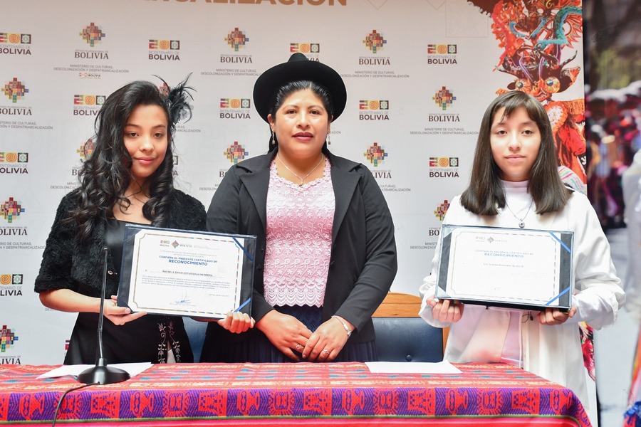 Ministerio de Culturas reconoce a niñas poetas y escritoras prodigio de Bolivia