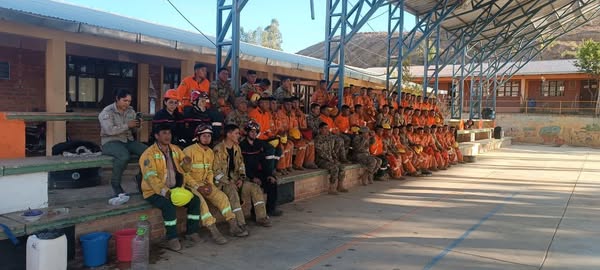 Presidente destaca rápida acción de bomberos para sofocar incendio en Toro Toro, Potosí