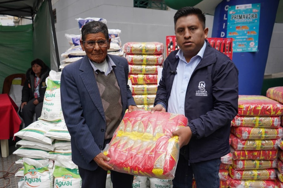 Lotería Nacional destina Bs 60.000 a familias vulnerables y adultos mayores en Oruro