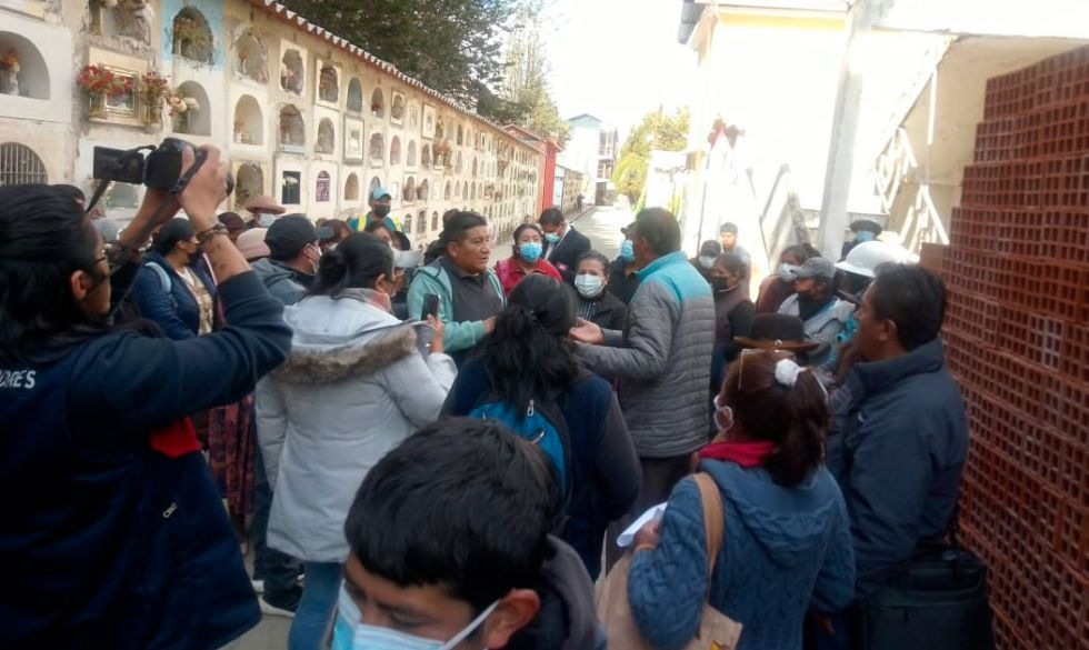 Funerarias rechazan acusaciones de mala praxis en entierros durante la pandemia 