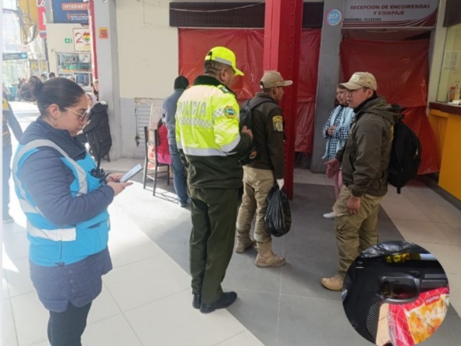 Hallan arma de fuego con municiones de fogueo en una bolsa en la Terminal de Buses de La Paz