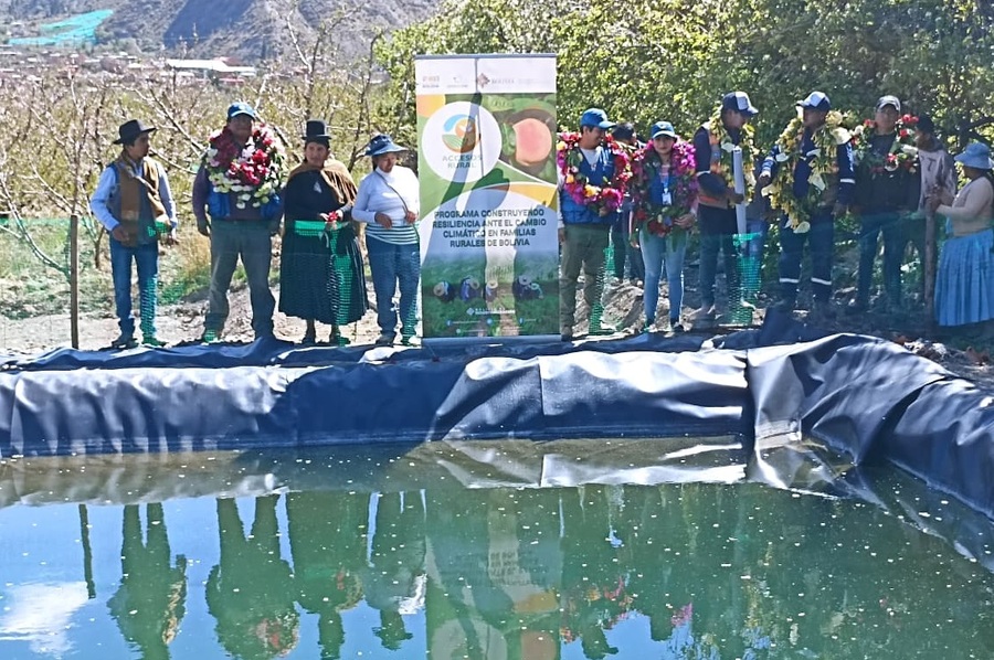 En Sapahaqui entregan más de 40 sistemas de almacenamiento de agua para la producción de durazno