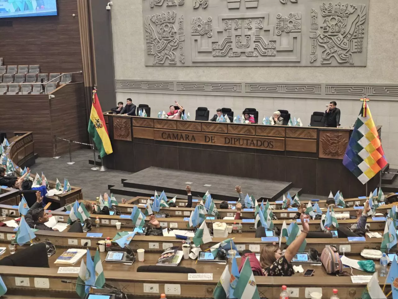 Diputados aprueban ley que suspende embargos y difiere créditos por seis meses