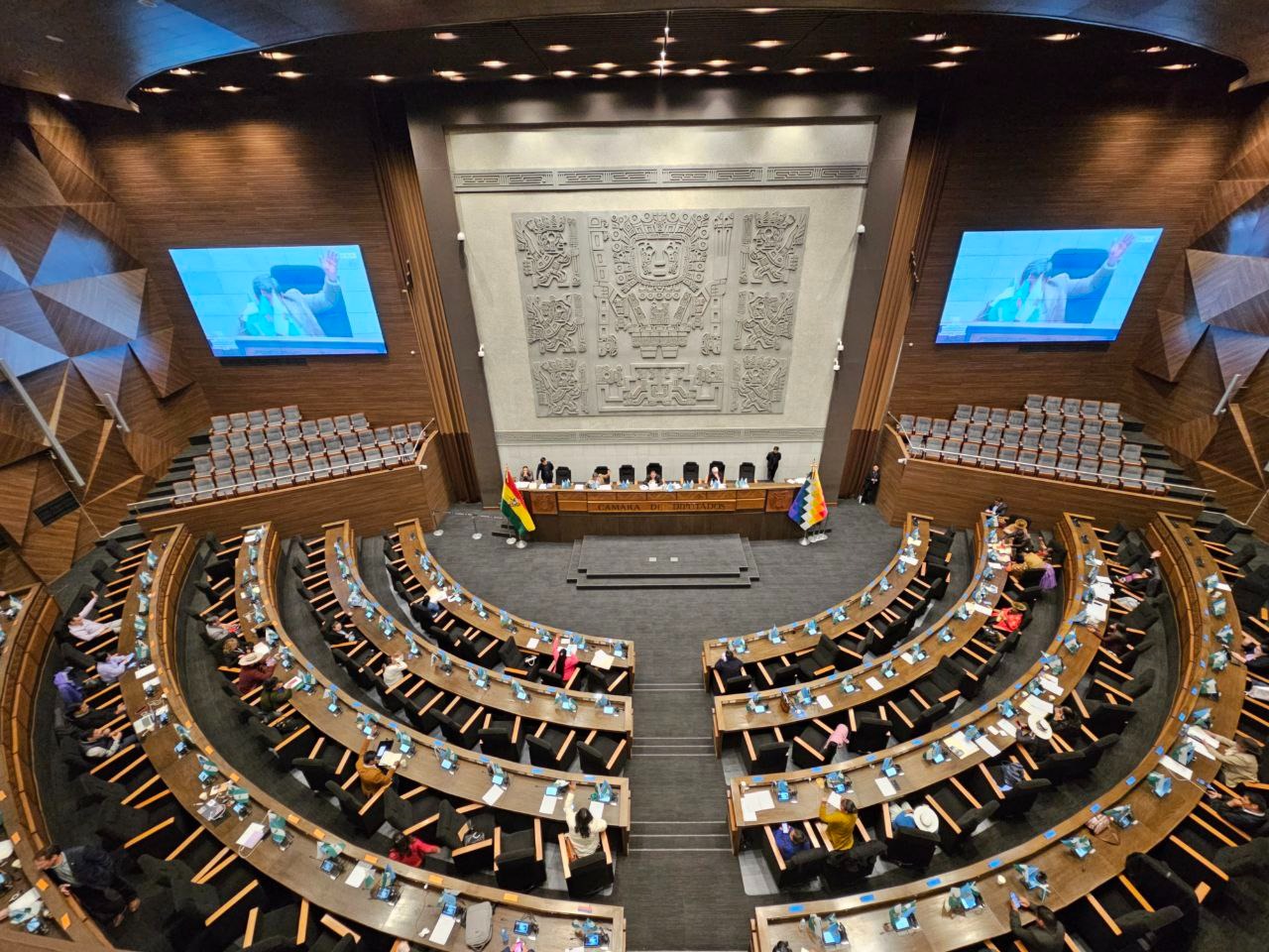 Diputados aprueba dos créditos de la CAF por más de $us 314 millones para una carretera en Santa Cruz y programa de agua