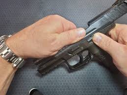 Un juez impone medidas sustitutivas al padre de un estudiante que llevó un arma a su colegio