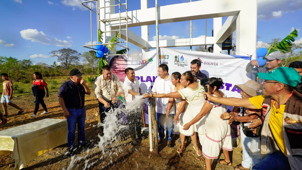 Presidente entrega enlosetado, sistemas de agua y Radio Bases en San Miguel de Velasco