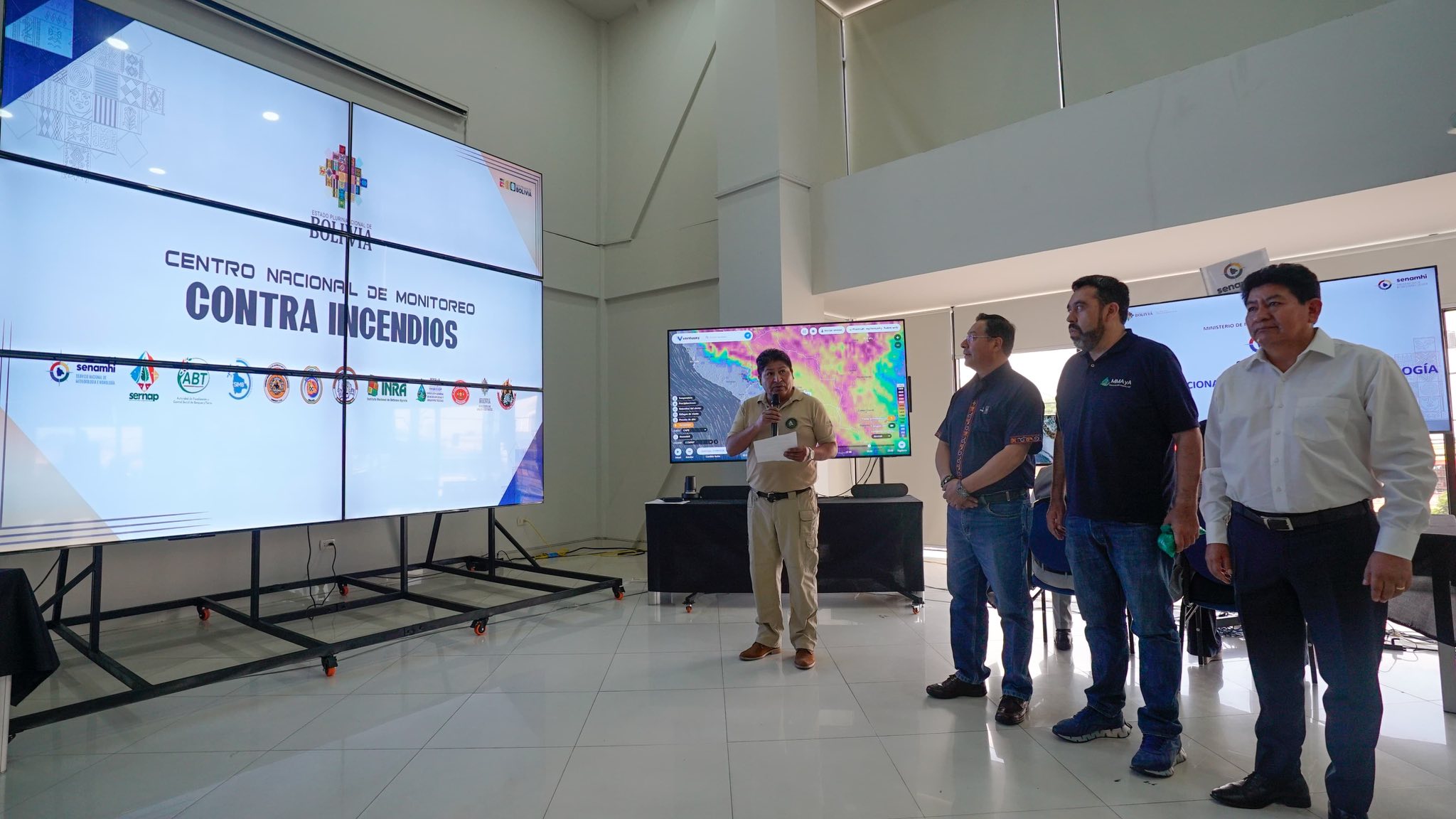 Arce destaca estrategia integral para combatir incendios en su visita al Centro Nacional de Monitoreo