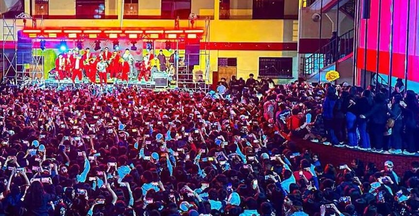 Adolescente se encuentra establece tras ser aplastada por avalancha humana en un concierto en Oruro