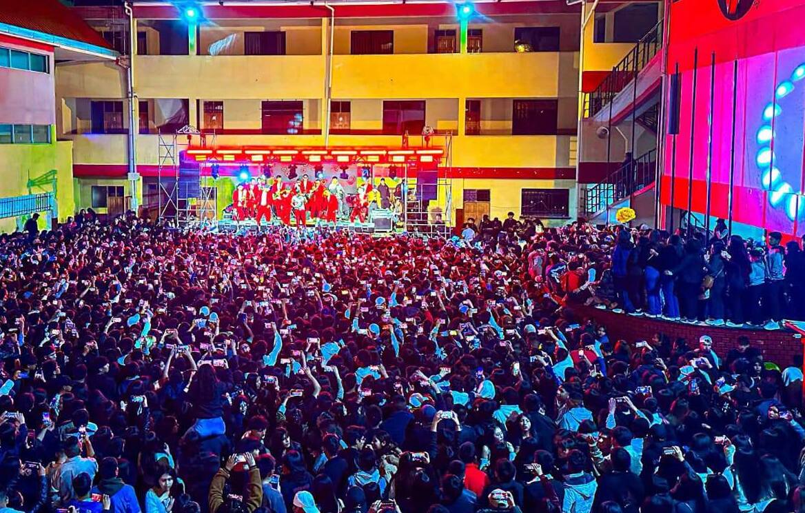 Una estudiante muere y otra se encuentra en terapia intensiva tras avalancha humana en festival en Oruro