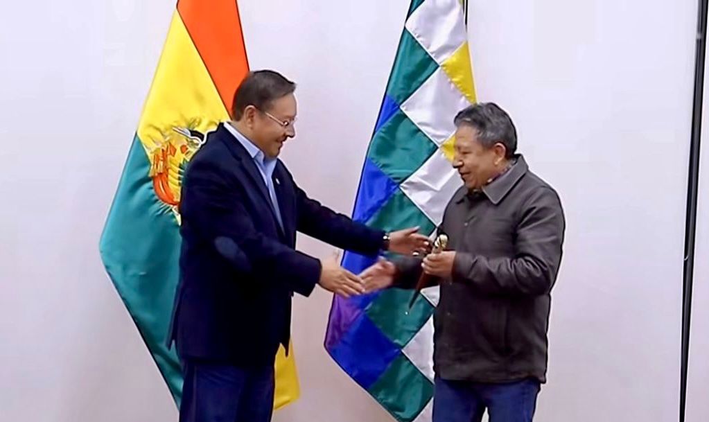 Arce entrega Bastón de Mando a Choquehuanca y parte a la 80ª Asamblea General de la ONU