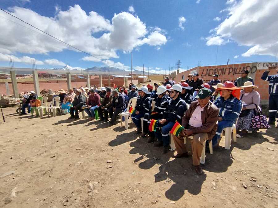 El Gobierno entrega proyecto de electrificación en la urbanización San José de El Alto con una inversión de Bs 192.000