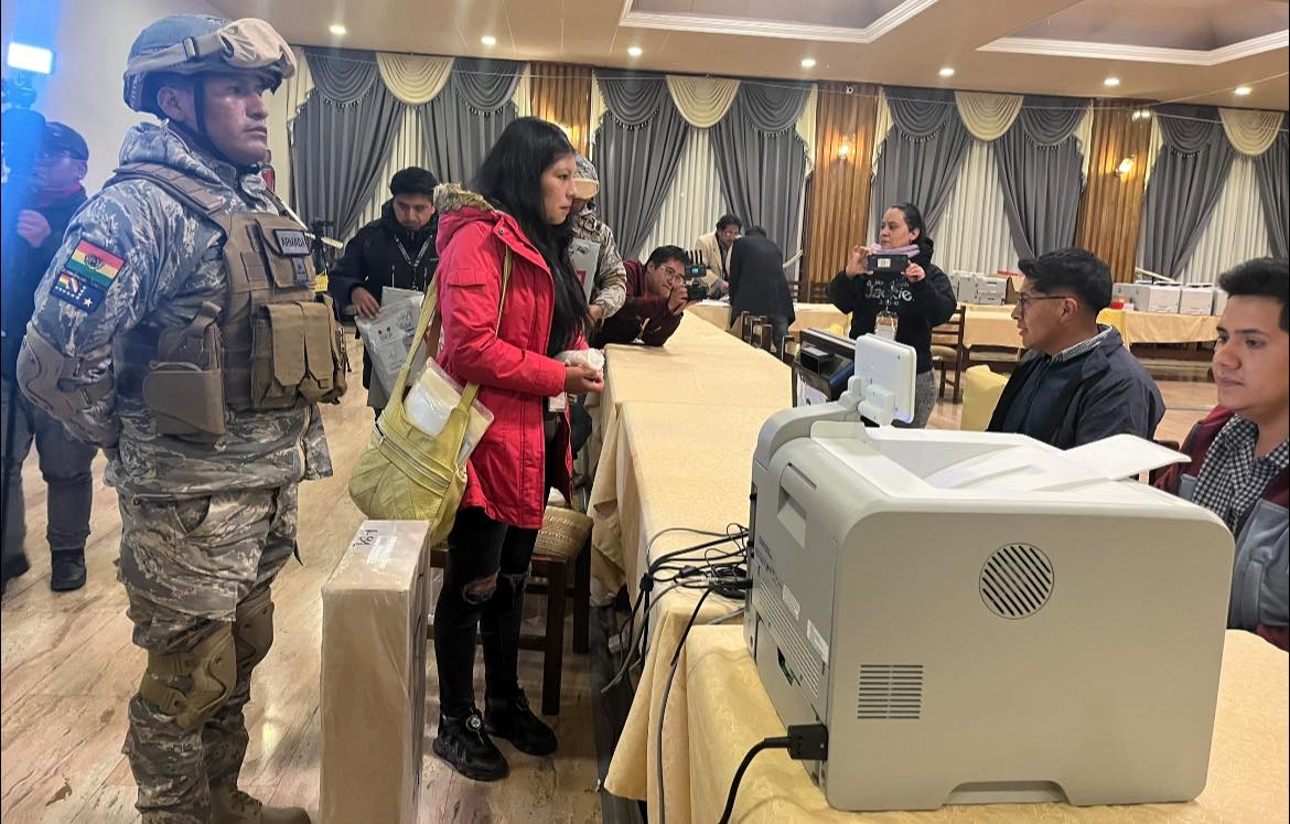 Balotaje moviliza a más de 3.000 personas en La Paz