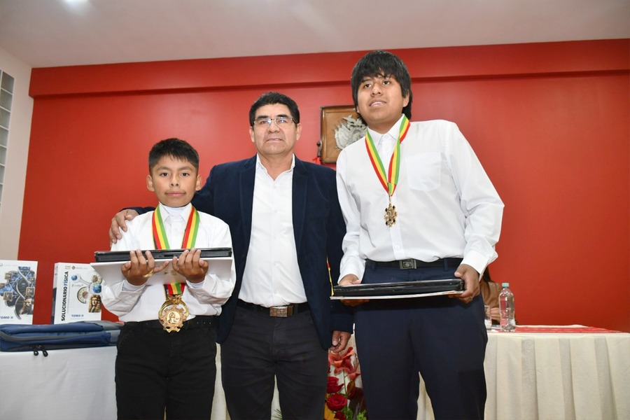 Estudiantes ganadores de la Olimpiada Internacional de Matemáticas reciben medallas y laptops