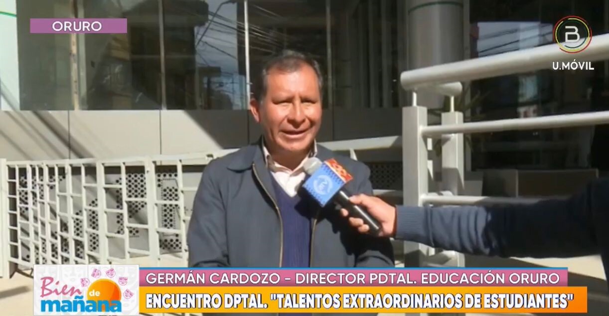 El director departamental de Educación de Oruro, Germán Cardozo, en contacto con BTV.