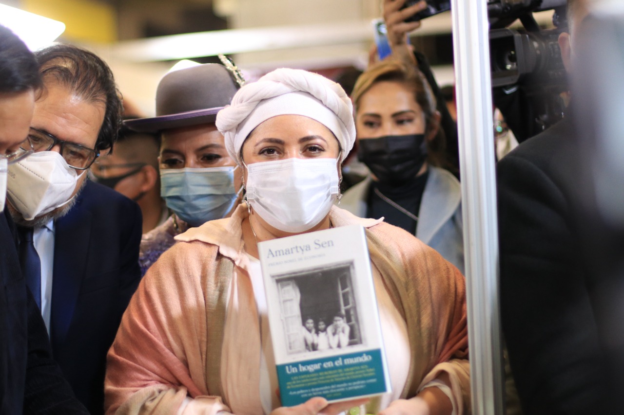 Ministra Prada llama a democratizar, despatriarcalizar y descolonizar la lectura y escritura