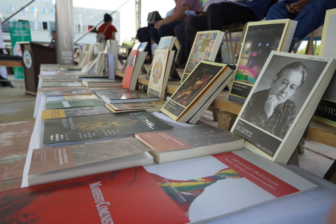 Vicepresidencia dona libros a la unidad académica Lorenza Congo y a la Biblioteca Vikarawa U Vimutu de San Ignacio de Moxos