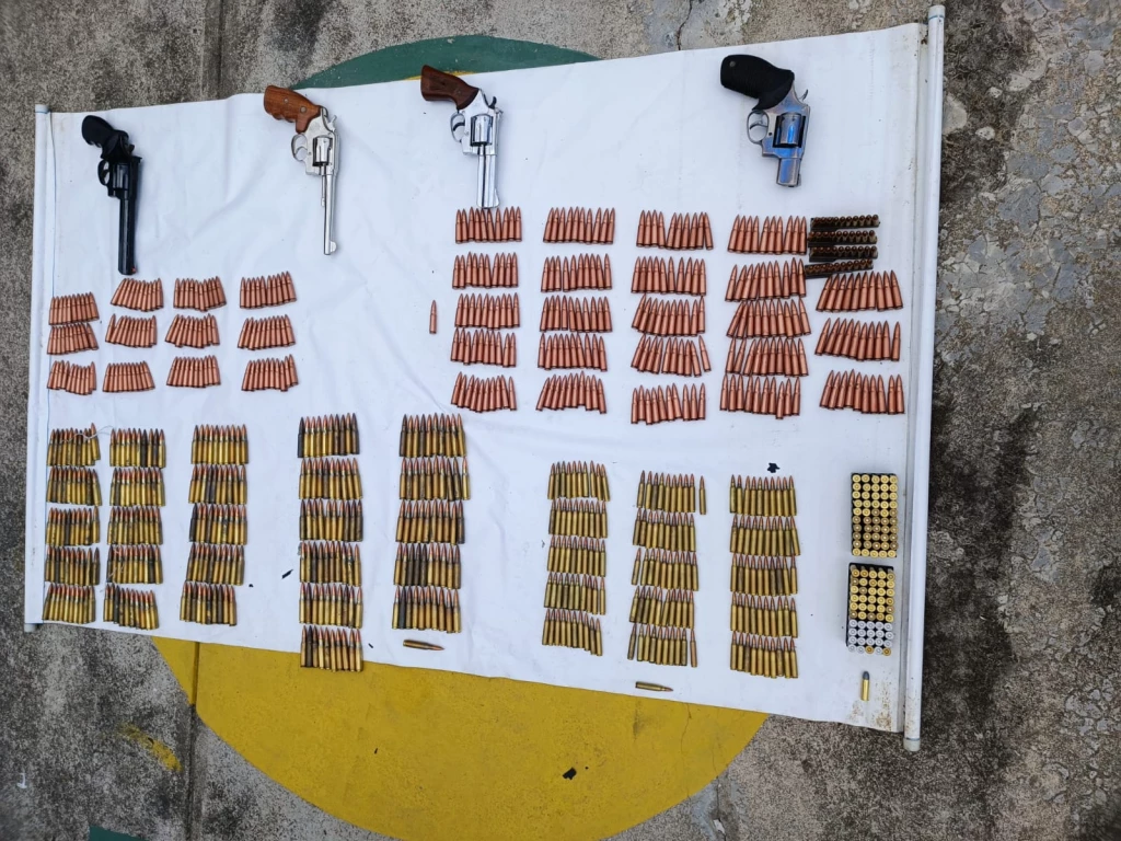 Ministerio Público investiga el hallazgo de más de 730 kilos de cocaína, armas y municiones en Villa Tunari
