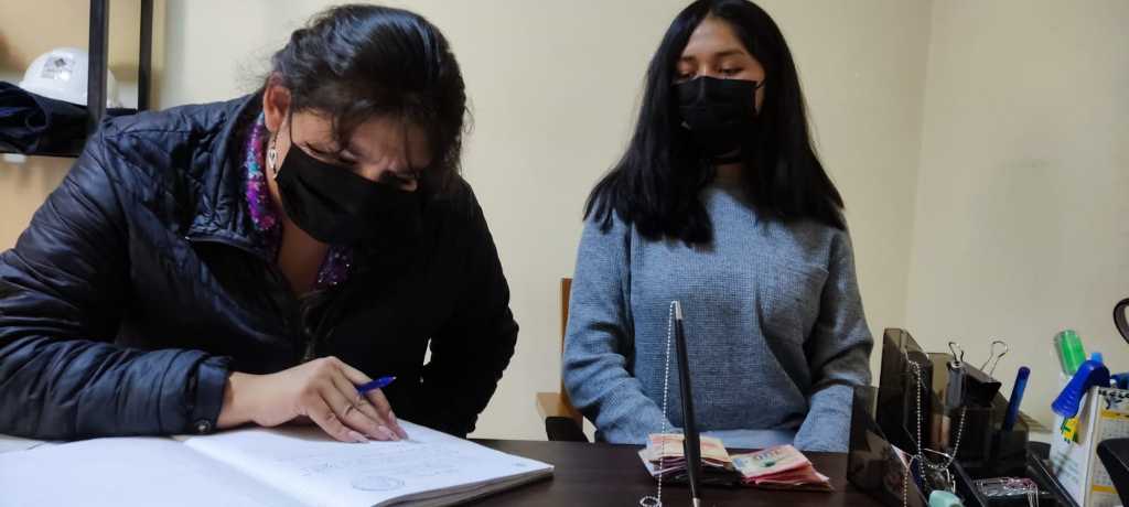 Extrabajadora recibe sueldo adeudado y beneficios sociales