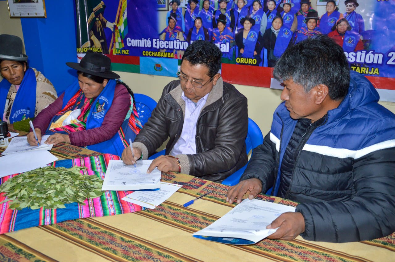 Gobierno y “Bartolinas” firman convenio para apoyar la producción agropecuaria 