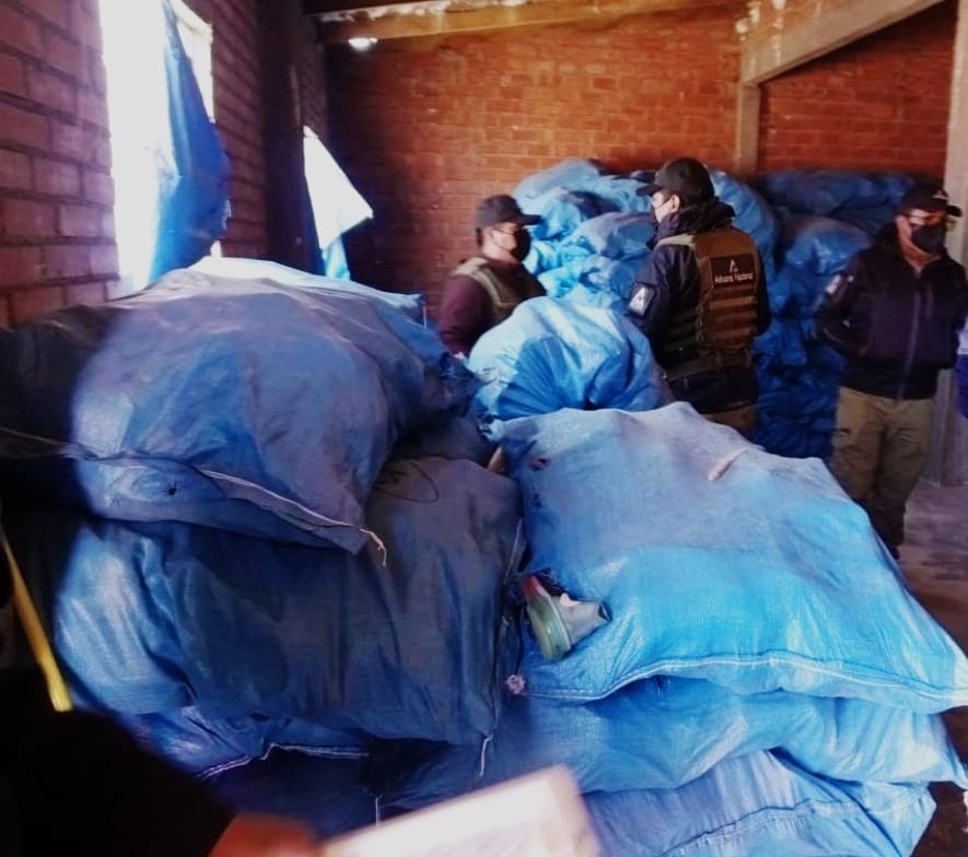 Aduana allana tres viviendas por contrabando de ropa usada en Oruro