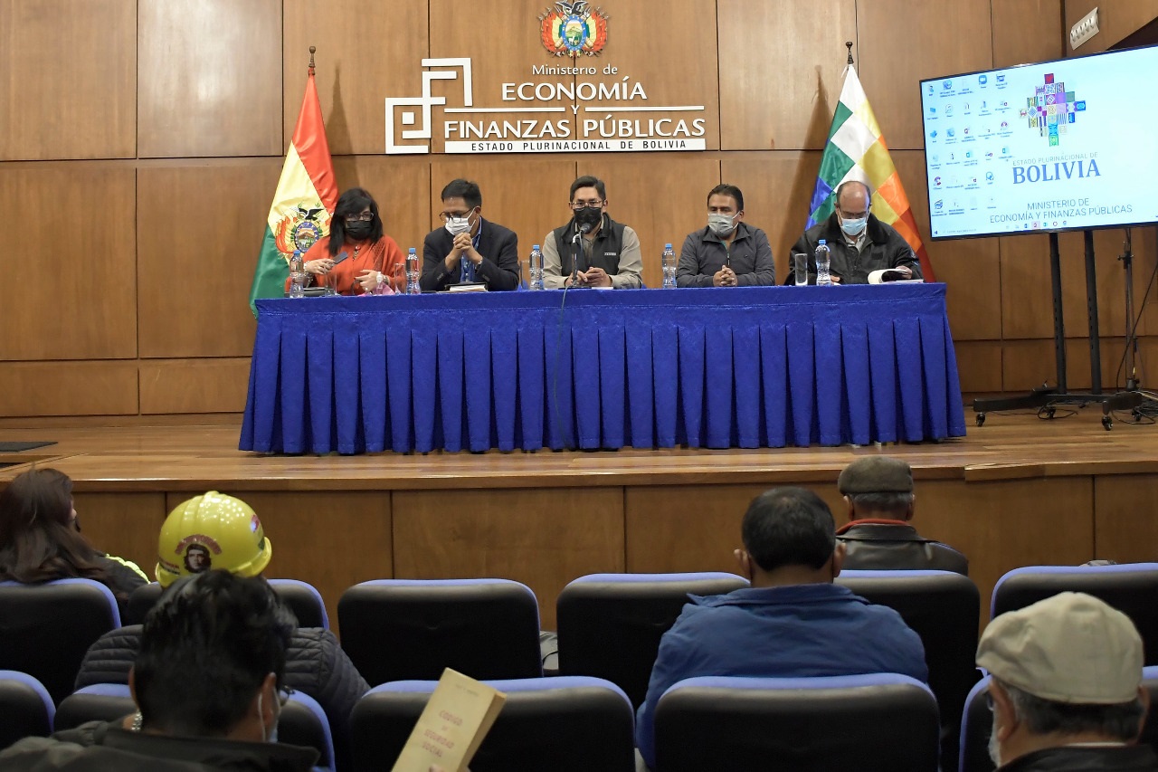 Gobierno y la COB definen cronograma de trabajo por tiempo y materia para tratar incremento salarial