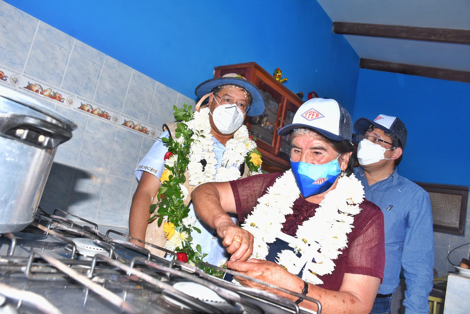 Pobladores de Aiquile se benefician con sistema de distribución de gas natural (amplia)