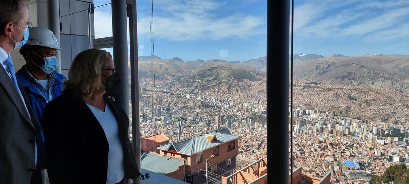 Ministra alemana recorre La Paz en Mi Teleférico y expresa que quiere replicarlo en su país