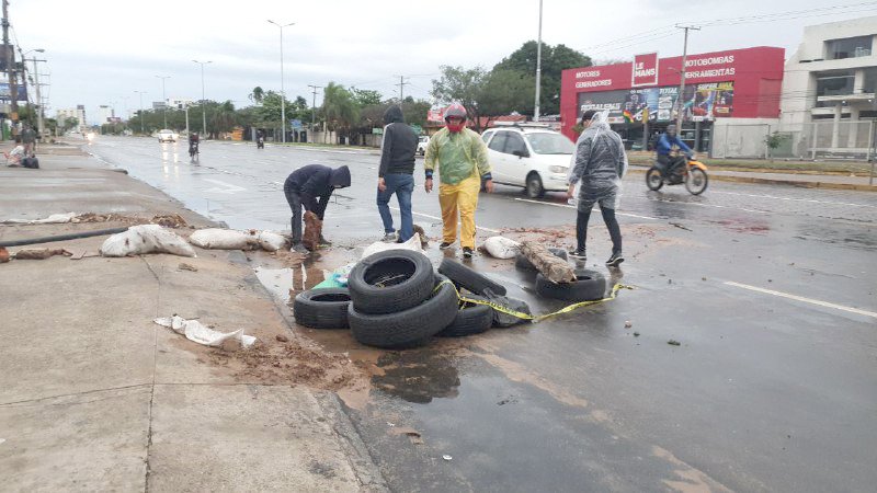 Ministro elogia a los “valerosos” que trabajan pese al paro alentado por “vándalos”